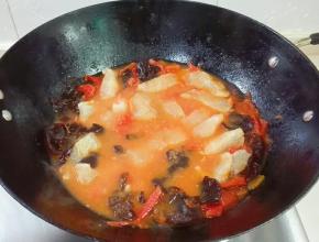 盖上锅盖烧开继续烧一分钟，关火焖三分钟