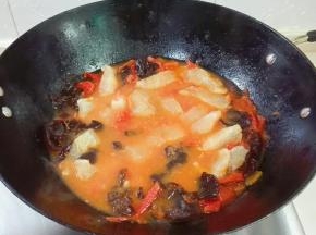 盖上锅盖烧开继续烧一分钟，关火焖三分钟