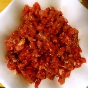 牛肉切小块，用淀粉和生抽抓匀