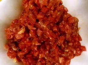 牛肉切小块，用淀粉和生抽抓匀