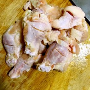 翅根洗净，正反划刀方便入味