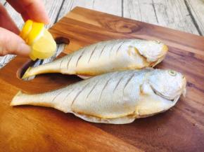 在鱼的两面和内脏抹上少许的柠檬汁。