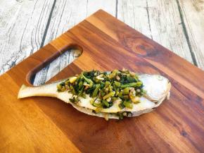 再在鱼的上面铺上一层肉末雪菜。