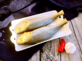 黄花鱼刮鳞去内脏，洗净黑腹，沥干水分备用。