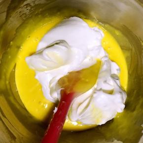 将三分之一蛋白放入蛋黄糊中，翻拌均匀