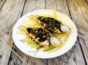 肉末雪菜鱼蒸好后把汤汁滗到炒锅里，再倒入2勺的蒸鱼豉油，煮开。