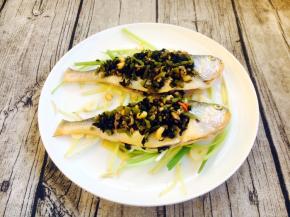 在盘子上先码上适量的小香葱、姜丝、蒜上，然后把肉末雪菜鱼放在上边。