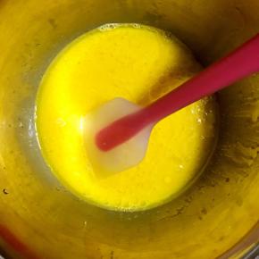 加入玉米油搅拌均匀