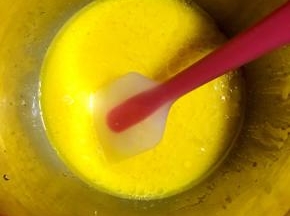 加入玉米油搅拌均匀