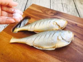 在鱼的两面和内脏抹上少许的盐，腌制10分钟。