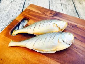 在鱼的两年划几个斜刀，以便入味。