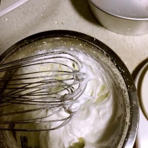 蛋清倒入无油无水的盆中，分三次加入砂糖，蛋白打成硬性发泡