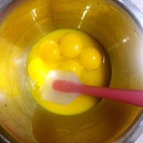 分离蛋清和蛋黄，蛋黄倒入盆中，加入百香果汁，15克细砂糖搅拌均匀