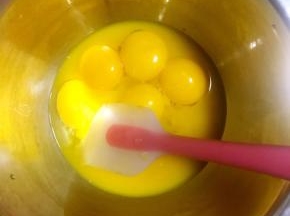 分离蛋清和蛋黄，蛋黄倒入盆中，加入百香果汁，15克细砂糖搅拌均匀