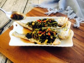 淋入煮好的蒸鱼豉油即可。