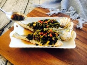 淋入煮好的蒸鱼豉油即可。