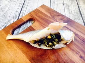 把炒好的肉末雪菜填在鱼腹里。