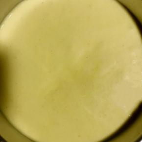 将蛋黄糊倒入模具，轻震出大的气泡，送入预热好的烤箱，160度55分钟，考好后取出倒扣晾凉