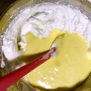 将蛋黄糊倒入剩余蛋白中，继续翻拌均匀