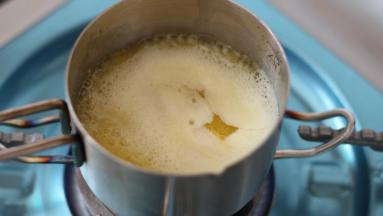 黄油切小块后，小火加热煮沸。费南雪独特的香气来源就是这至关重要的一部——制作焦化黄油。