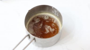 颜色变成浅棕色啦，可以闻到明显不同的独特香气