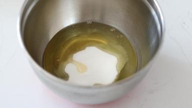 蛋白+砂糖+蜂蜜，秤量混合