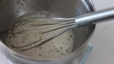 烧一些热水，隔热水搅拌混合。打出这样的小泡沫状就可以了