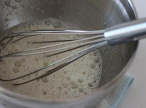 烧一些热水，隔热水搅拌混合。打出这样的小泡沫状就可以了