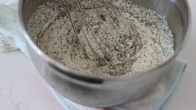 倒入混合好的【步骤6】，快速的用手动打蛋器以“之”字型手法混合均匀