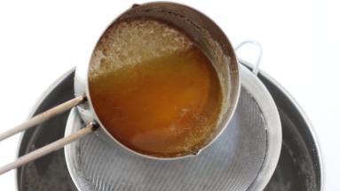 焦化黄油一定要过筛一定要过筛一定要过筛！！！因为会有渣滓！！加入【步骤8】，同意以“之”字形手法快速混合拌匀。