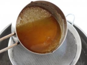 焦化黄油一定要过筛一定要过筛一定要过筛！！！因为会有渣滓！！加入【步骤8】，同意以“之”字形手法快速混合拌匀。