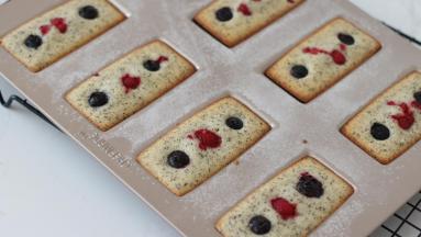 放入预热好的烤箱。180℃烘烤20分钟左右。判断是否可以出炉请注意观察！！边缘变成焦黄色就可以出炉了~脱模晾凉