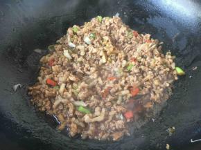 热锅凉油放入姜末和小米椒圈，放入肉末，翻炒至颜色变浅，放入少许的白胡椒粉，1勺料酒，1勺酱油，翻炒均匀。