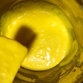 筛入低筋面粉，翻拌均匀