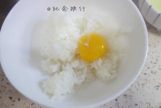 米饭150g+一个蛋黄