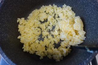 锅里放一点油翻炒，可适当加一些盐调味