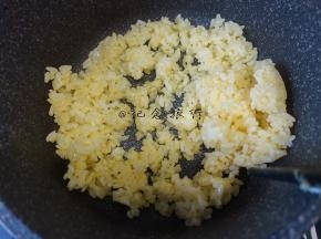 锅里放一点油翻炒，可适当加一些盐调味