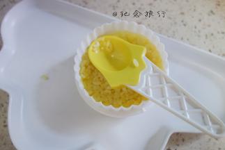 用一个圆形模具压出一个饼备用