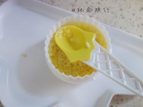 用一个圆形模具压出一个饼备用