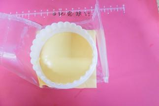 准备一片芝士压出跟饭一样大小的圆形