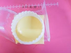 准备一片芝士压出跟饭一样大小的圆形