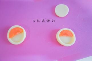 用胡萝卜压出两个半圆组装成眼睛