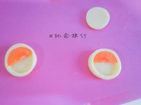 用胡萝卜压出两个半圆组装成眼睛