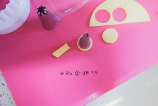 用两个大小不一的花嘴压出眼镜、一个小圆备用