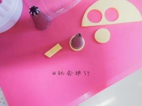 用两个大小不一的花嘴压出眼镜、一个小圆备用