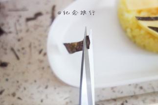 用一把尖尖的剪刀把海苔剪出眼睛、衣服等等