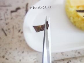 用一把尖尖的剪刀把海苔剪出眼睛、衣服等等