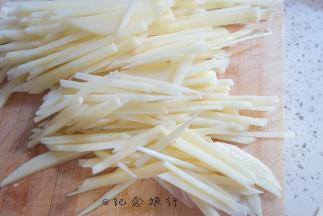 准备一些土豆条 炒熟备用