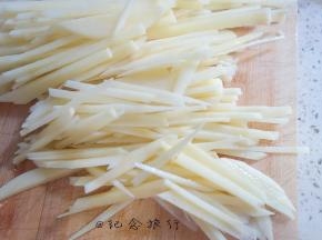 准备一些土豆条 炒熟备用