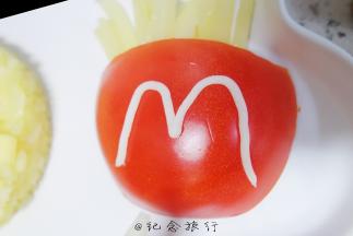 将番茄放在盘子里 放上土豆条，用沙拉酱写出一个m